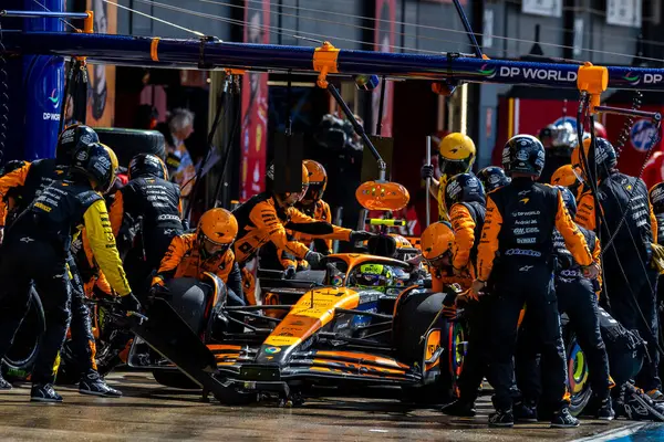 Lando Norris (GBR) - McLaren Formula 1 Takımı - McLaren MCL38 - Mercedes yarışta 4 Temmuz Pazar günü, 7 Temmuz 2024 formülü 1 qatar hava yolu İngiliz Grand Prix 2024, 5 Temmuz - 20 Temmuz tarihleri arasında Silverstone pistinde gerçekleşmesi planlanıyor.