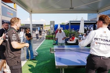  Mick Schumacher (GER) - Macaristan 'ın Mogyorod, Budapeşte, Macaristan' daki Macaristan pistinde gerçekleşmesi planlanan Formula 1 Grand Prix 2024 'ün hazırlık gününde tenis masasında oynayan yedek sürücü, Mercedes-AMG PETRONAS F1 Takımı,