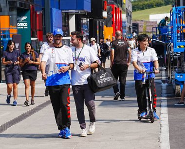  Daniel Ricciardo (AUS) - bir Yuki Tsunoda (JPN) - Visa Cash App RB F1 Team - RB VCARB01 - Honda RBPT (scooter üzerinde) hazırlık gününde, 18 Temmuz, Formula 1 Macaristan Grand Prix 2024, Mogyo 'daki Macaristan pistinde gerçekleşmesi planlanan