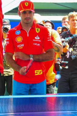  Carlos Sainz Jr. (ESP) - Scuderia Ferrari - Ferrari SF-24 - Ferrari, Formula 1 Macaristan Grand Prix 2024 'ün hazırlık gününde tennins masasında oynamaktadır.