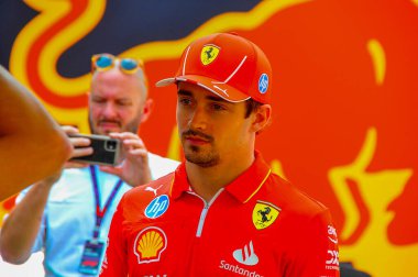  Charles Leclerc (MON) - Scuderia Ferrari - Ferrari SF-24 - Ferrari, 18 Temmuz, Formula 1 Macaristan Grand Prix 2024 'ün hazırlık gününde tenis masasında oynamaktadır.