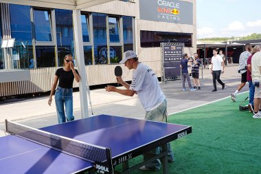  Mick Schumacher (GER) - Macaristan 'ın Mogyorod, Budapeşte, Macaristan' daki Macaristan pistinde gerçekleşmesi planlanan Formula 1 Grand Prix 2024 'ün hazırlık gününde tenis masasında oynayan yedek sürücü, Mercedes-AMG PETRONAS F1 Takımı,