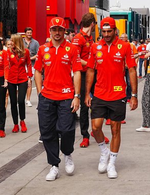 (L 'den R Charles Leclerc' e (MON) Carlos Sainz Jr. (ESP) - Scuderia Ferrari - Ferrari SF-24 - Ferrari Free Practice sırasında 20 Temmuz, Formula 1 Macaristan Grand Prix 2024, Mogyor