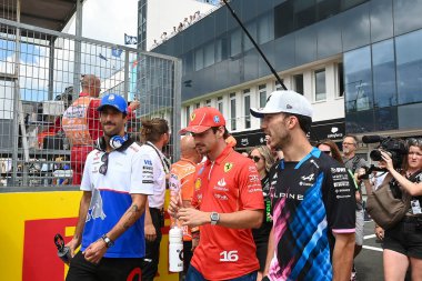  Daniel Ricciardo (AUS) - Visa Cash App RB F1 Team - RB VCARB01 - Honda RBPT an Charles Leclerc (MON) - Scuderia Ferrari - Ferrari SF-24 - Ferrari an Pierre Gasly (FRA) - Alpine F1 Team - Alpine A524 - 21 Temmuz Pazar günü Raceday sırasında Renault  