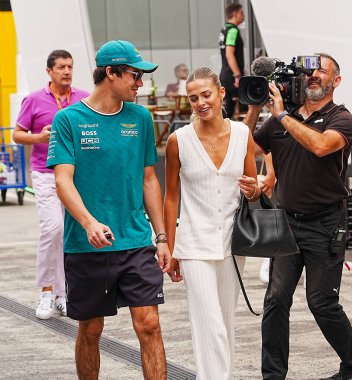  Lance Stroll (CAN) - Aston Martin Aramco F1 Takımı - Aston Martin AMR24 - Mercedes ve kız arkadaşı Sara Pagliaroli (ITA) Model, 21 Temmuz Pazar günü, Formula 1 Macaristan Grand Prix 2024 'te gerçekleşmesi planlanan
