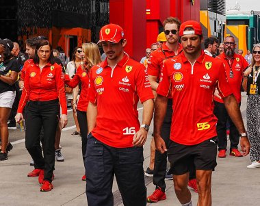 (L 'den R Charles Leclerc' e (MON) Carlos Sainz Jr. (ESP) - Scuderia Ferrari - Ferrari SF-24 - Ferrari Free Practice sırasında 20 Temmuz, Formula 1 Macaristan Grand Prix 2024, Mogyor