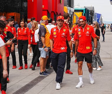 (L 'den R Charles Leclerc' e (MON) Carlos Sainz Jr. (ESP) - Scuderia Ferrari - Ferrari SF-24 - Ferrari Free Practice sırasında 20 Temmuz, Formula 1 Macaristan Grand Prix 2024, Mogyor