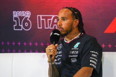 Lewis Hamilton (GBR) - Mercedes-AMG PETRONAS F1 Ekibi - Mercedes W15 - Mercedes E Performansı, FFormula 1 Pirelli Gran Premio d 'Italia 2024, Mon' daki Autodromo Nazionale di Monza pistinde gerçekleştirilecek