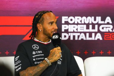  Lewis Hamilton (GBR) - Mercedes-AMG PETRONAS F1 Ekibi - Mercedes W15 - Mercedes E Performansı, FFormula 1 Pirelli Gran Premio d 'Italia 2024, Mo' daki Autodromo Nazionale di Monza pistinde gerçekleşmesi planlanan 29 Ağustos