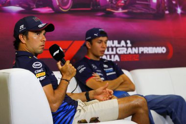  Sergio Perez (MEX) - Oracle Red Bull Racing - Red Bull RB20 - Honda RBPT AN Alexander Albon (THA) - Williams Racing - Williams FW46 - Mercedes hazırlık gününde, FFormula 1 Pirelli Gran Premio d 'Italia 2024,