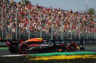  Sergio Perez (MEX) - Oracle Red Bull Racing - Red Bull RB20 - Uygulama sırasında Honda RBPT, 30 Ağustos, Formula 1 Pirelli Premio d 'Italia, Monza' daki Autodromo Nazionale di Monza pistinde (MB) gerçekleşmesi planlanan Formula 1 Pirelli Premio d 'Italia 2024, 