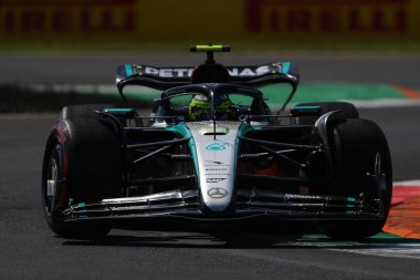  Lewis Hamilton (GBR) - Mercedes-AMG PETRONAS F1 Takımı - Mercedes W15 - Mercedes E Performansı Antrenman sırasında, 30 Ağustos, Formula 1 Pirelli Gran Premio d 'Italia, Monza' daki Autodromo Nazionale di Monza pistinde gerçekleşmesi planlanıyor 