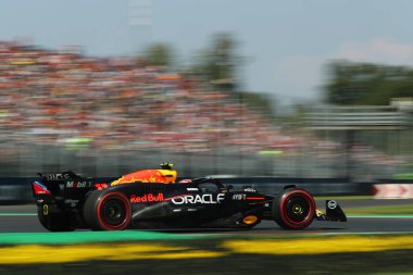  Sergio Perez (MEX) - Oracle Red Bull Racing - Red Bull RB20 - Uygulama sırasında Honda RBPT, 30 Ağustos, Formula 1 Pirelli Premio d 'Italia, Monza' daki Autodromo Nazionale di Monza pistinde (MB) gerçekleşmesi planlanan Formula 1 Pirelli Premio d 'Italia 2024, 