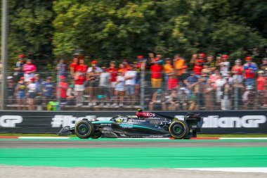  Lewis Hamilton (GBR) - Mercedes-AMG PETRONAS F1 Ekibi - Mercedes W15 - Mercedes E Performansı 1 Eylül Pazar günü, Formula 1 Pirelli Gran Premio d 'Italia, Monza' daki Autodromo Nazionale di Monza pistinde gerçekleşmesi planlanıyor