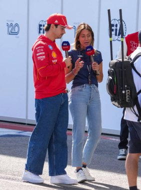  Charles Leclerc (MON) - Scuderia Ferrari - Ferrari SF-24 - Ferrari Formula 1 Pirelli ABD Grand Prix 2024 sırasında Mara Sangiorgio (ITA) Sky Tv Italia sunucusuyla sohbet ediyor. 