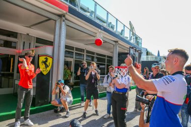 Oliver Bearman (GBR) - Formula 1 Pirelli ABD Grand Prix 2024 'te basketbol oynayan yedek sürücü, Scuderia Ferrariplaying, Austin, TX (ABD) 18-20 Eylül 2024' te gerçekleştirilecek olan Circuit of Americas 'ta