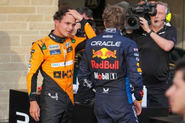 Lando Norris (GBR) - McLaren Formula 1 Takımı - McLaren MCL38 - Mercedes ve Max Verstappen (NED) - Oracle Red Bull Racing - Red Bull RB20 - Honda RBPT Formula 1 Pirelli Birleşik Devletler Grand Prix 2024 'ün ön eleme oturumu sırasında Pl.