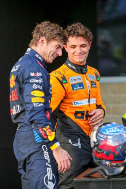  Max Verstappen (NED) - Oracle Red Bull Racing - Red Bull RB20 - Honda RBPT and Lando Norris (GBR) - McLaren Formula 1 Team - McLaren MCL38 - Mercedes Formula 1 Pirelli Grand Prix 2024 'ün ön elemeleri sırasında, Pla