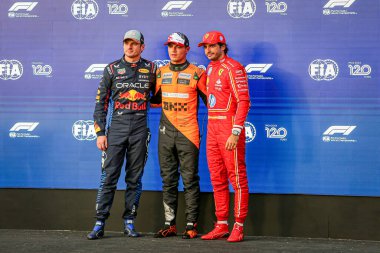  Max Verstappen (NED) - Oracle Red Bull Racing - Red Bull RB20 - Honda RBPT ve Lando Norris (GBR) - McLaren Formula 1 Team - McLaren MCL38 - Mercedes an Carlos Sainz Jr. (ESP) - Scuderia Ferrari - Ferrari SF-24 - Ferrari