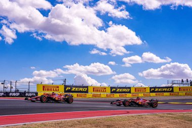  Charles Leclerc (MON) - bir Carlos Sainz Jr. (ESP) - Scuderia Ferrari - Ferrari SF-24 - Ferrari Formula 1 Pirelli Grand Prix 2024 sırasındaki Ferrari, Austin, TX (USA) 18-20 Eylül 202 'de Amerika Birleşik Devletleri' nin Circuit şehrinde gerçekleşmesi planlanıyor.