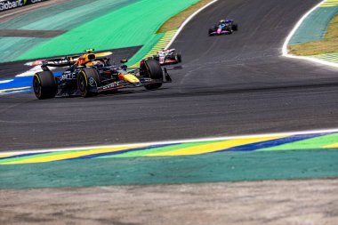  Sergio Perez (MEX) - Oracle Red Bull Racing - Red Bull RB20 - Formula 1 sırasında Honda RBPT Lenovo Grande Premio de Sao Paulo 2024, Interlagos, San Paolo, Brasil, BRA Nov 1-3, 2024 - Fotoğraf Alessio De Marco De Marco 