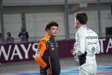 Lando Norris (GBR) - McLaren Formula 1 Takımı - McLaren MCL38 - Mercedes an George Russell (GBR) - Mercedes-AMG PETRONAS F1 Ekibi - Mercedes W15 - Mercedes E Performans