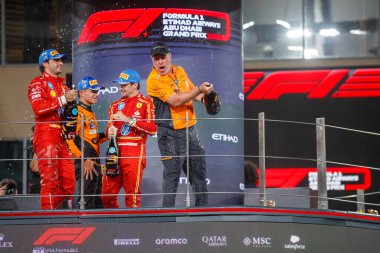 Yarışın PODÜM; L 'den R' ye Carlos Sainz Jr. (ESP) - Scuderia Ferrari - Ferrari SF-24 - Ferrari, Lando Norris (GBR) - McLaren Formula 1 Takımı - McLaren MCL38 - Mercedes Charles Leclerc (MON) - Scuderia Ferrari SF-24 - Ferrar Zak Brown (