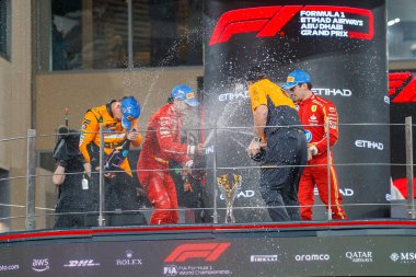 Yarışın PODÜM; L 'den R' ye Carlos Sainz Jr. (ESP) - Scuderia Ferrari - Ferrari SF-24 - Ferrari, Lando Norris (GBR) - McLaren Formula 1 Takımı - McLaren MCL38 - Mercedes Charles Leclerc (MON) - Scuderia Ferrari SF-24 - Ferrar Zak Brown (
