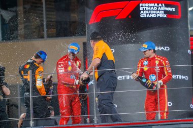 Yarışın PODÜM; L 'den R' ye Carlos Sainz Jr. (ESP) - Scuderia Ferrari - Ferrari SF-24 - Ferrari, Lando Norris (GBR) - McLaren Formula 1 Takımı - McLaren MCL38 - Mercedes Charles Leclerc (MON) - Scuderia Ferrari SF-24 - Ferrar Zak Brown (