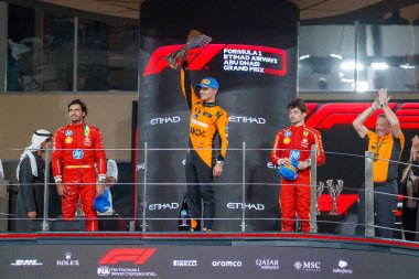 Yarışın PODÜM; L 'den R' ye Carlos Sainz Jr. (ESP) - Scuderia Ferrari - Ferrari SF-24 - Ferrari, Lando Norris (GBR) - McLaren Formula 1 Takımı - McLaren MCL38 - Mercedes Charles Leclerc (MON) - Scuderia Ferrari SF-24 - Ferrar Zak Brown (