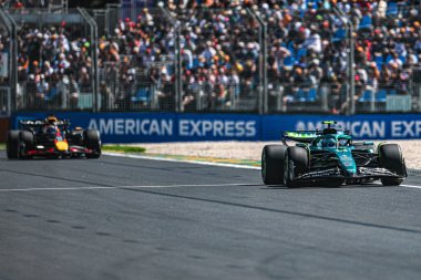  Fernando Alonso (ESP) - Aston Martin Aramco F1 Takımı - Aston Martin AMR25 - Mercedes ve Max Verstappen (NED) - Oracle Red Bull Racing - Red Bull RB21 - Honda RBPT