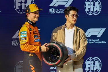  Oscar Piastri (AUS) - McLaren Formula 1 Takımı - McLaren MCL39 - Mercedes ve Aarif Lee (Li Zhiting (CHI) aktör ve şarkıcı