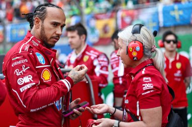 Büyük Britanya ve Scuderia Ferrari 'den Lewis Hamilton, 22 Mart 2025' te Şangay Uluslararası Pisti 'nde yapılan F1 Çin Grand Prix' si öncesinde fizyoterapisti Angela Cullen ile konuşuyor. Fotoğraf: Son