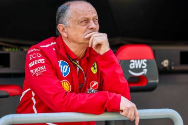 22 Mart 2025 'te Şangay Uluslararası Pisti' nde yapılan F1 Çin Grand Prix 'si öncesinde Fransa' dan Frederic Vasseur ve Scuderia Ferrari çukur duvarda belirir. Fotoğraf: Song Haiyuan / Paddock