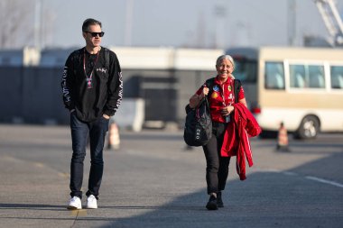 Marc Hynes (L) ve Angela Cullen, takım Lewis Hamilton, 22 Mart 2025 tarihinde Şangay Uluslararası Pisti 'ndeki F1 Çin Grand Prix' si öncesinde yarışa katıldılar. Fotoğraf: Song Haiyuan / Paddoc