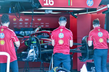  Scuderia Ferrari garag Formula 1 Crypto.com Miami Grand Prix 2025 sırasında 1-4 Mayıs tarihleri arasında ABD 'nin Florida kentindeki Miami International Autodrome' da. • 124; Alessio De Marco\ Avens-Images.com