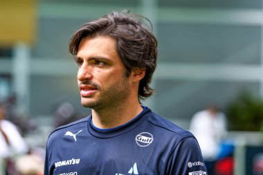  Carlos Sainz Jr. (ESP) - Williams Racing - Williams FW47 - Mercedes ve ortağı Rebecca Donaldson