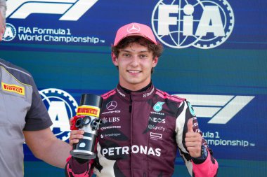  Andrea Kimi Antonelli (ITA) - Mercedes-AMG PETRONAS F1 Ekibi - Mercedes W16 - Mercedes E Performansı Sprint Rac 'ta Kutlama Kutlaması Pozisyonu