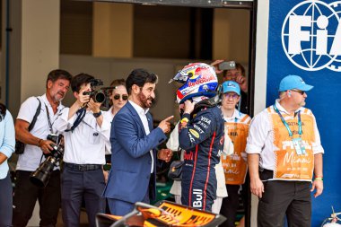  Mohammed Bin Sulayem (EAU) - FIA Başkanı ve Max Verstappen (NED) - Kahin Red Bull Racing - Red Bull RB21 - Honda RBP
