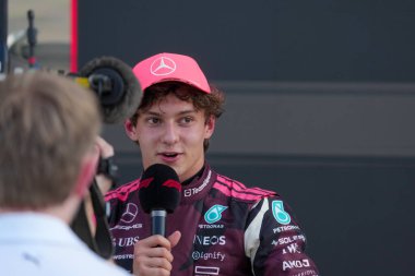  Andrea Kimi Antonelli (ITA) - Mercedes-AMG PETRONAS F1 Ekibi - Mercedes W16 - Mercedes E Performansı Sprint Rac 'ta Kutlama Kutlaması Pozisyonu