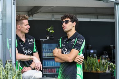  Nico Hulkenberg (GER) - Stake F1 Team Sauber - Sauber C45 - Ferrari ve Gabriel Bortoleto (BRA) Stake F1 Team Saube