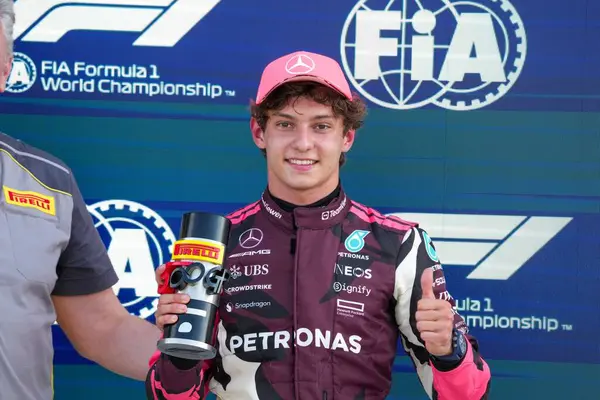  Andrea Kimi Antonelli (ITA) - Mercedes-AMG PETRONAS F1 Ekibi - Mercedes W16 - Mercedes E Performansı Sprint Rac 'ta Kutlama Kutlaması Pozisyonu