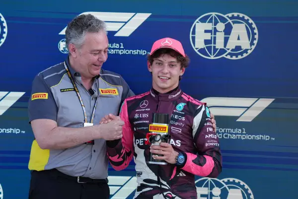  Andrea Kimi Antonelli (ITA) - Mercedes-AMG PETRONAS F1 Ekibi - Mercedes W16 - Mercedes E Performansı Sprint Rac 'ta Kutlama Kutlaması Pozisyonu