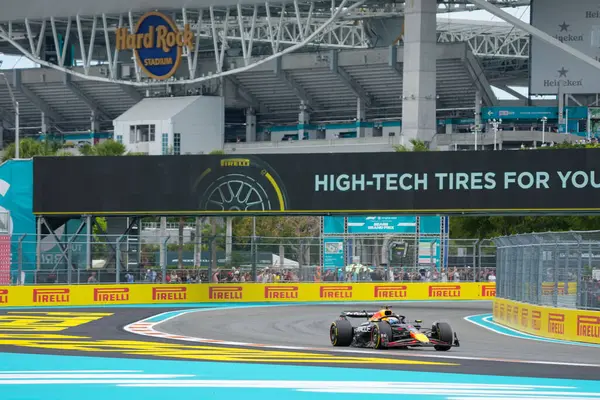  Max Verstappen (NED) - Kahin Red Bull Racing - Red Bull RB21 - Honda RBP