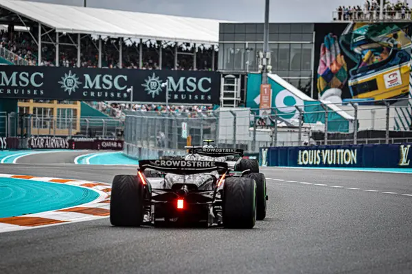 Pazar günü Miami otlağı atmosferi