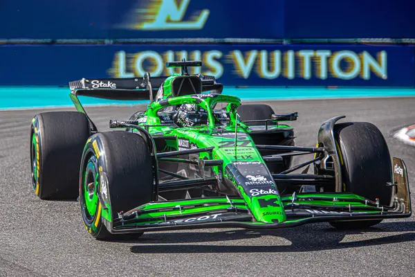 Pazar günü Miami otlağı atmosferi