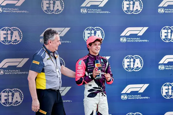  Andrea Kimi Antonelli (ITA) - Mercedes-AMG PETRONAS F1 Ekibi - Mercedes W16 - Mercedes E Performansı Sprint Rac 'ta Kutlama Kutlaması Pozisyonu