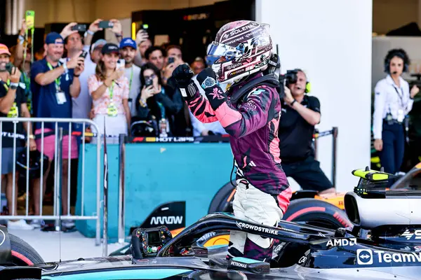  Andrea Kimi Antonelli (ITA) - Mercedes-AMG PETRONAS F1 Ekibi - Mercedes W16 - Mercedes E Performansı Sprint Rac 'ta Kutlama Kutlaması Pozisyonu