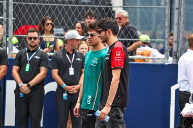  Lance Stroll (CAN) - Aston Martin Aramco F1 Team - Aston Martin AMR25 - Mercedes an Esteban Ocon (FRA) - Haas F1 Team - Haas VF-25 - Ferrar