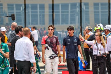  George Russell (GBR) - Mercedes-AMG PETRONAS F1 Team - Mercedes W16 - Mercedes E Performance an Alexander Albon (THA) - Williams Racing - Williams FW47 - Merce--